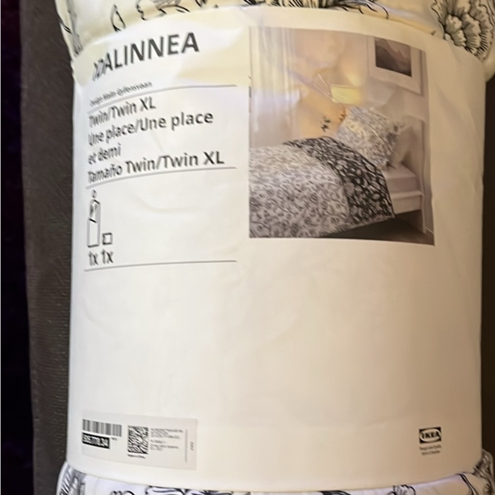 IKEA IDALINNEA Black and White Twin/ Twin XL comforter